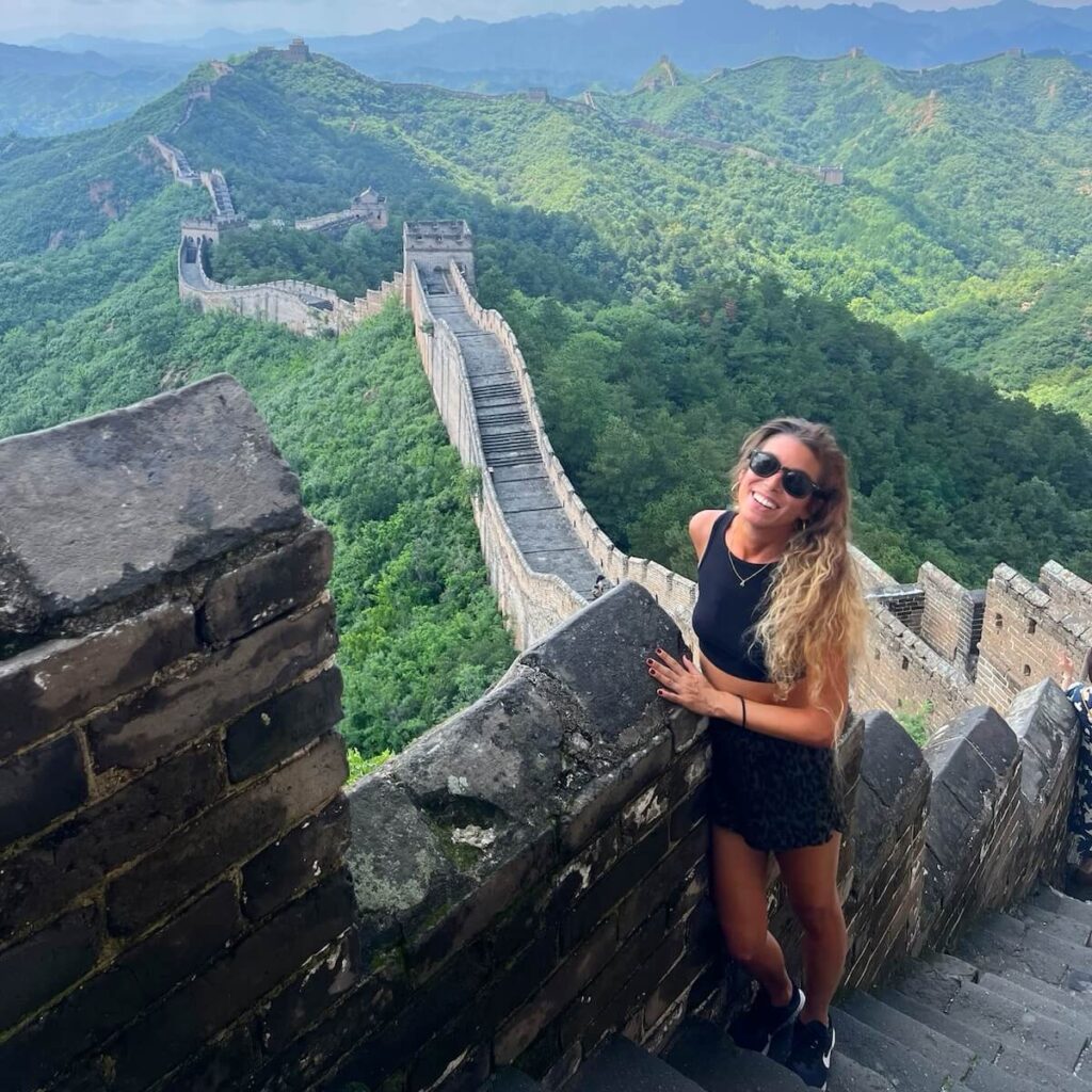 Muraglia Cinese immersa nel paesaggio montano durante un viaggio in Asia
