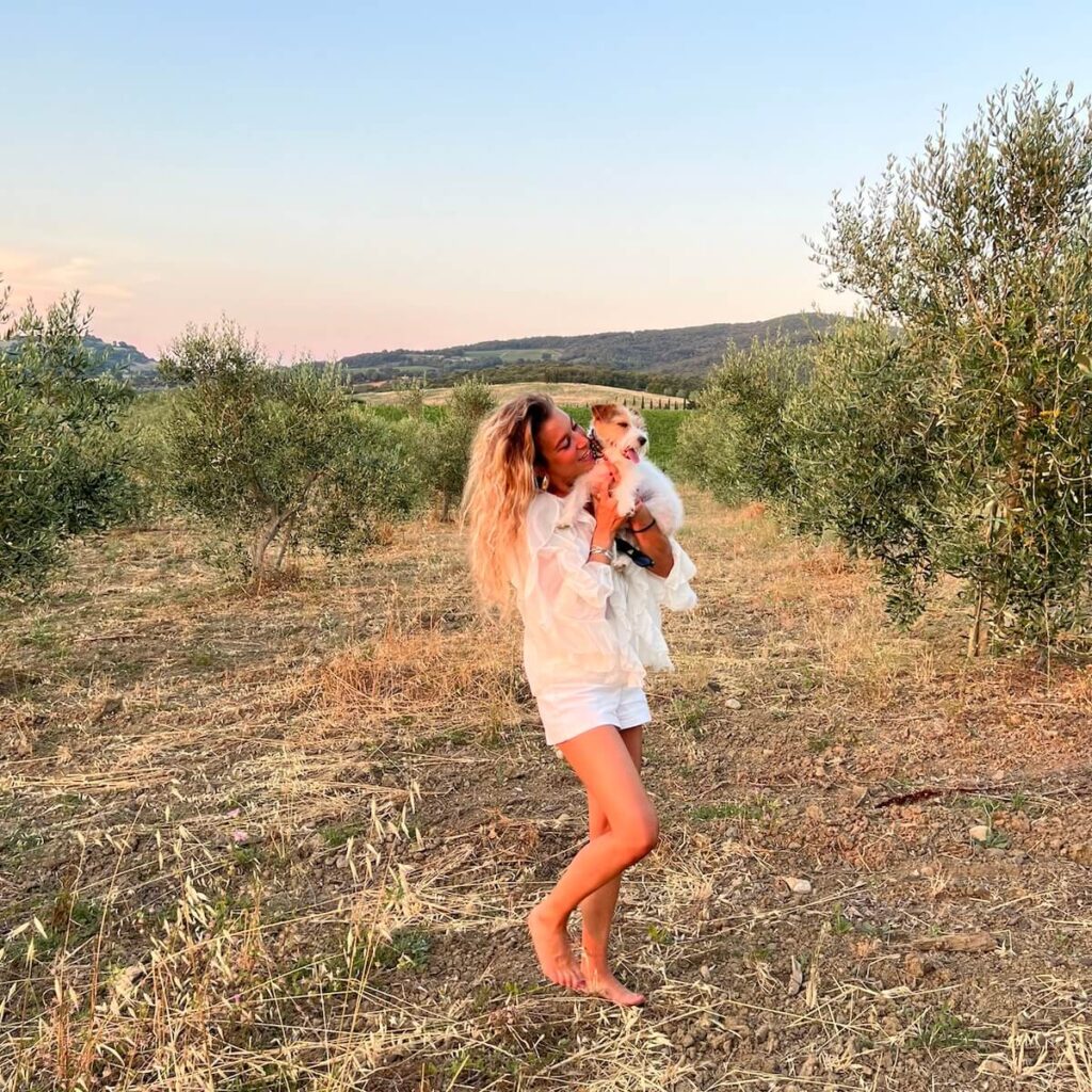 Donna nella campagna toscana durante un viaggio in Italia