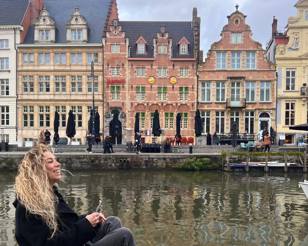 Canale di Gand con case storiche lungo l’acqua