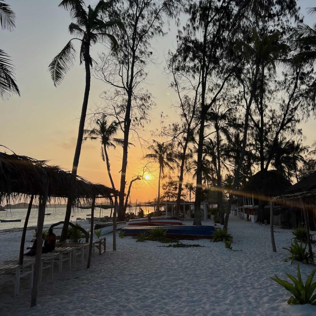 Tramonto sulla spiaggia di Watamu lungo la costa del Kenya