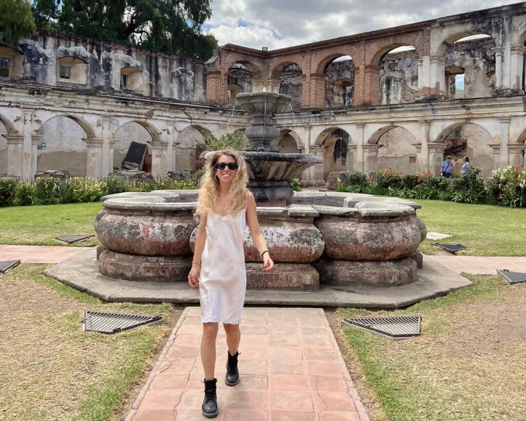 Convento di Santa Clara ad Antigua Guatemala con fontana nel chiostro