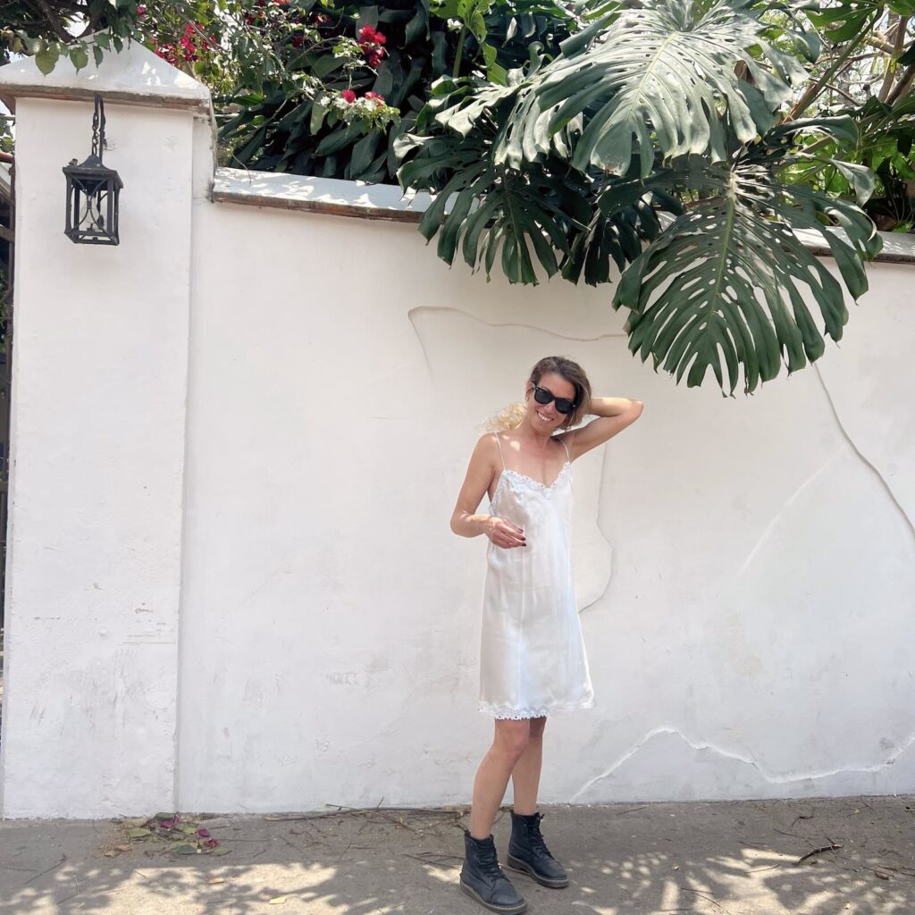 scorcio di Antigua Guatemala con muro bianco coloniale e piante tropicali