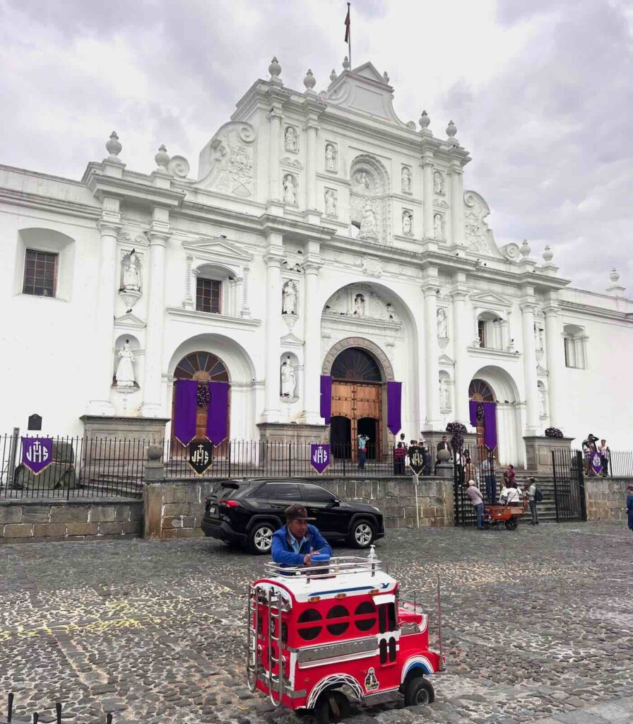 Catedral de Santiago tra le principali attrazioni di Antigua Guatemala con facciata coloniale