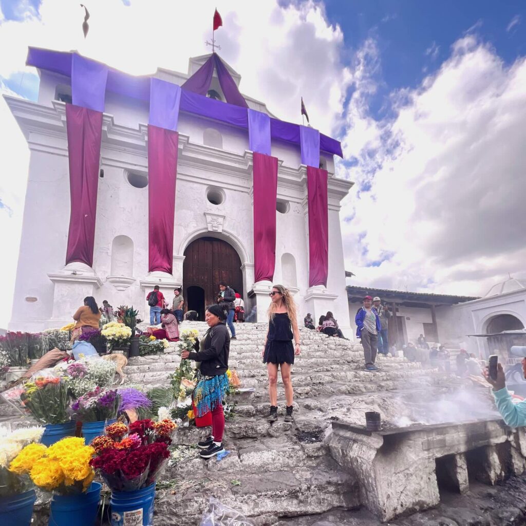 Chiesa di Santo Tomás a Chichicastenango con rituali maya tra fumo di incenso e scalinate