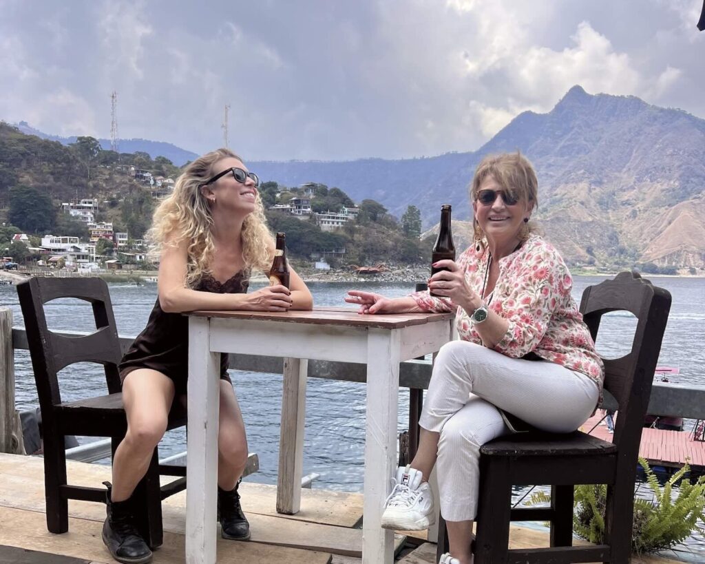 Lago Atitlán Guatemala vista sul lago con vulcani e villaggi