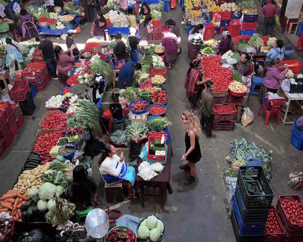 Mercato di Chichicastenango in Guatemala con bancarelle di frutta e verdura viste dall’alto