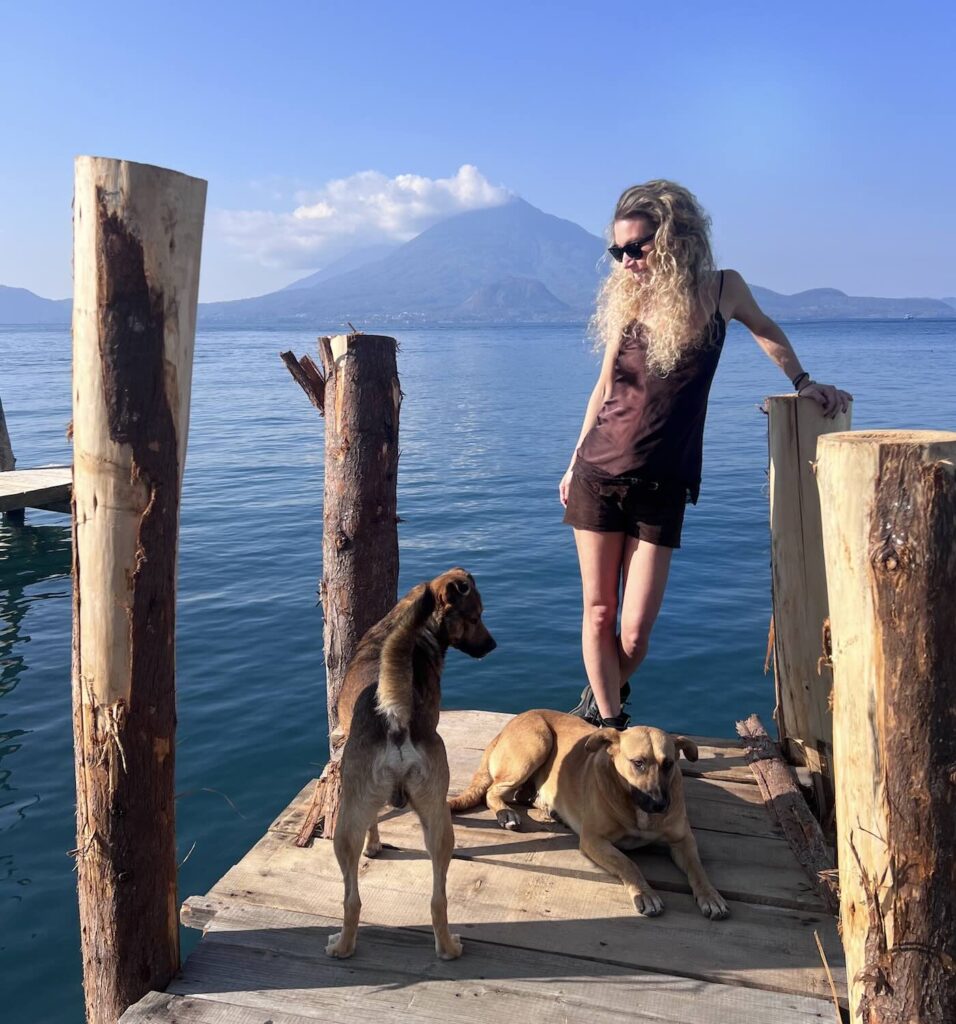 Panajachel sul Lago Atitlán con molo e vista sui vulcani in Guatemala