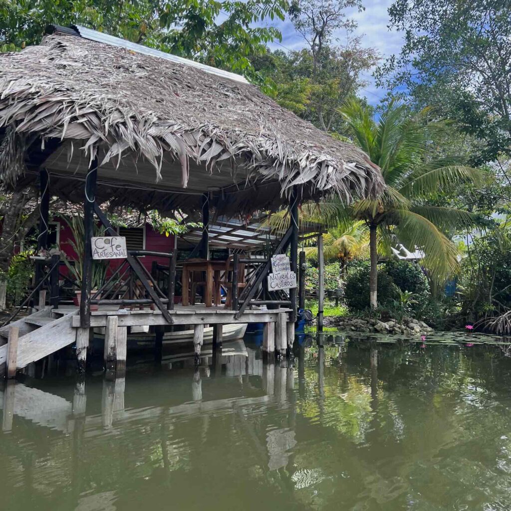 casa su palafitta lungo il Rio Dulce Guatemala giungla tropicale