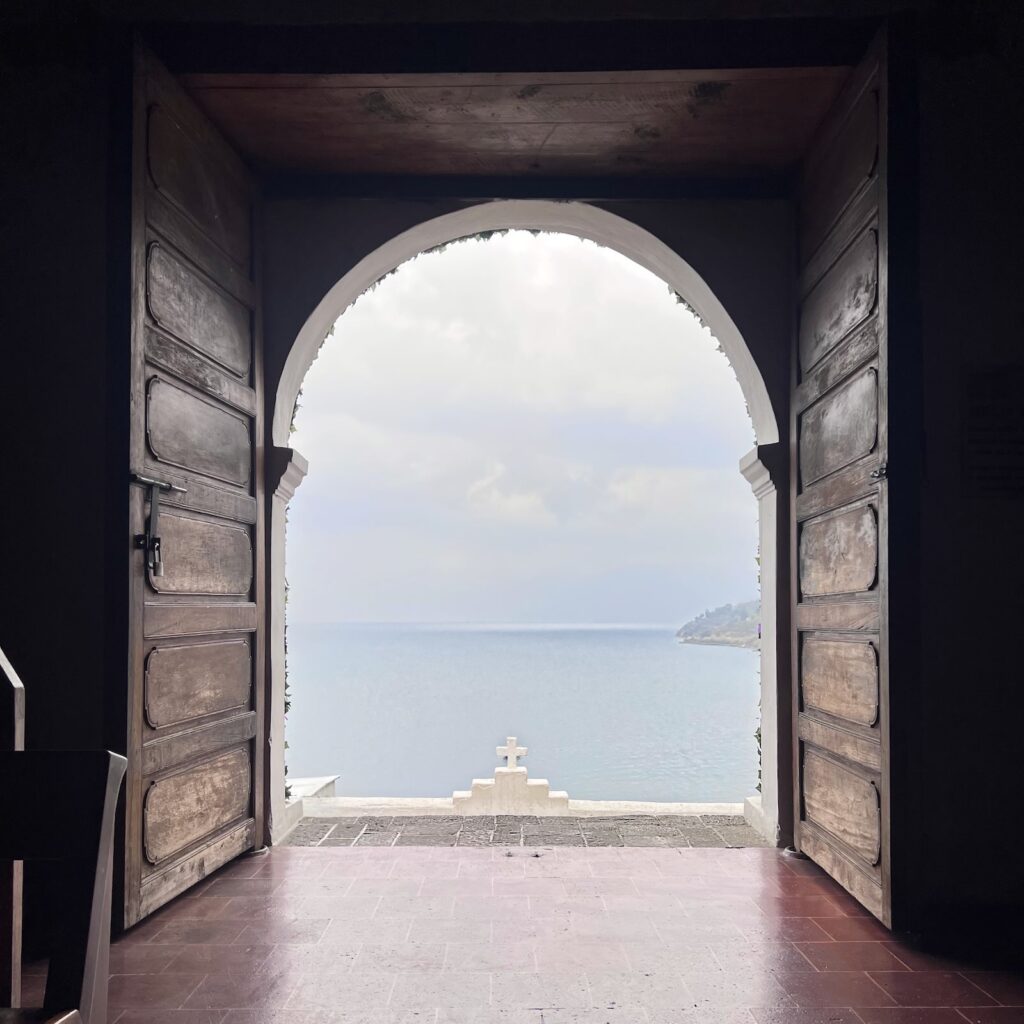 vista sul lago Atitlán dalla chiesa di San Antonio Palopó Guatemala