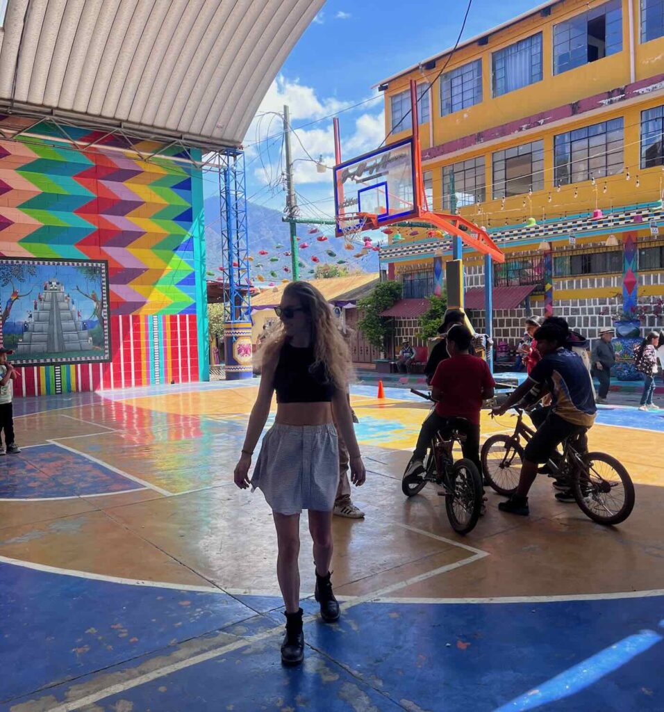 campo da basket colorato a San Juan La Laguna sul Lago Atitlán in Guatemala con persone locali