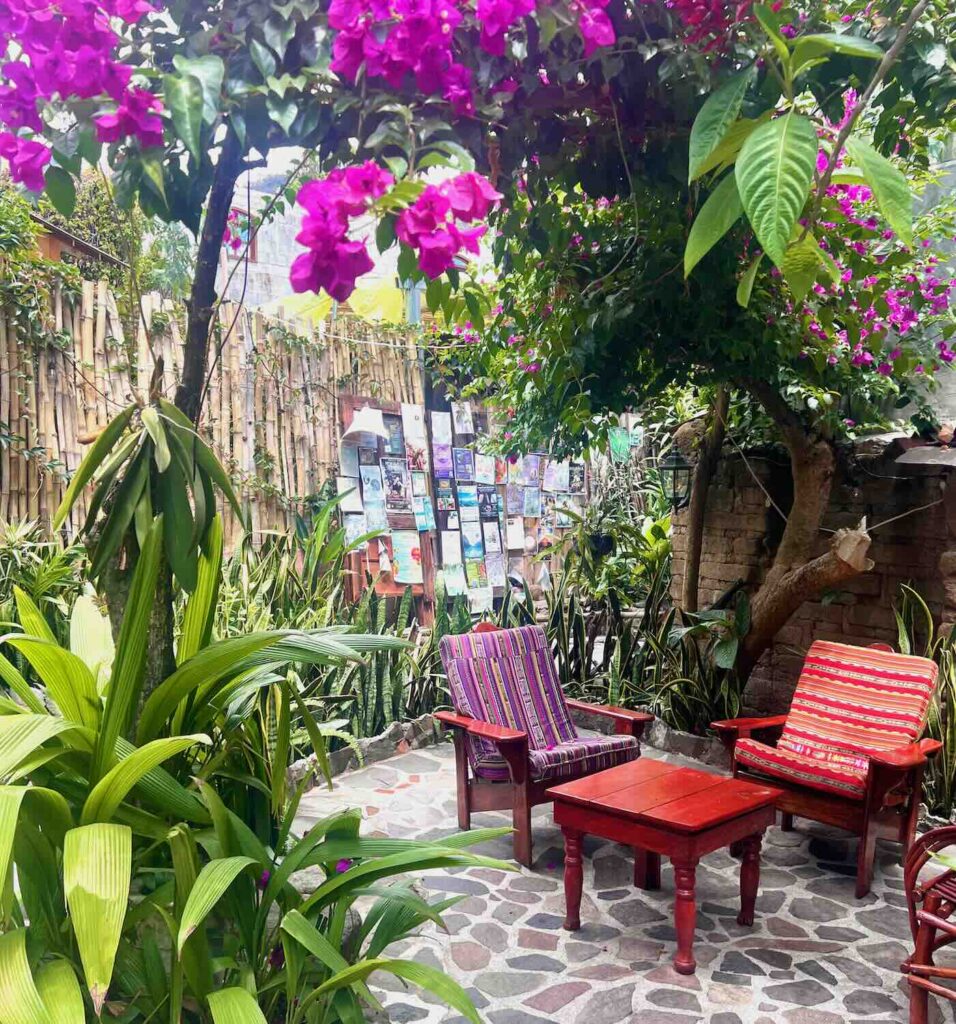 cosa vedere al Lago Atitlán: giardino rilassato a San Marcos La Laguna in Guatemala
