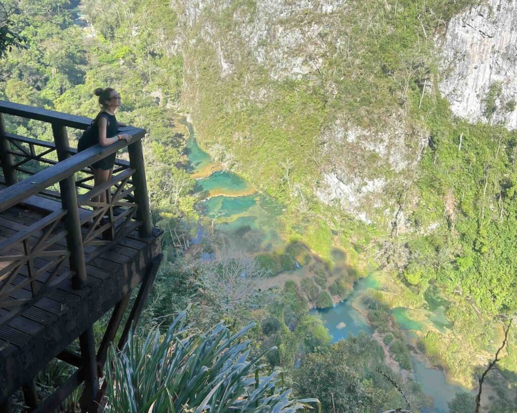 Vista dal Mirador di Semuc Champey sulle piscine naturali turchesi immerse nella giungla del Guatemala