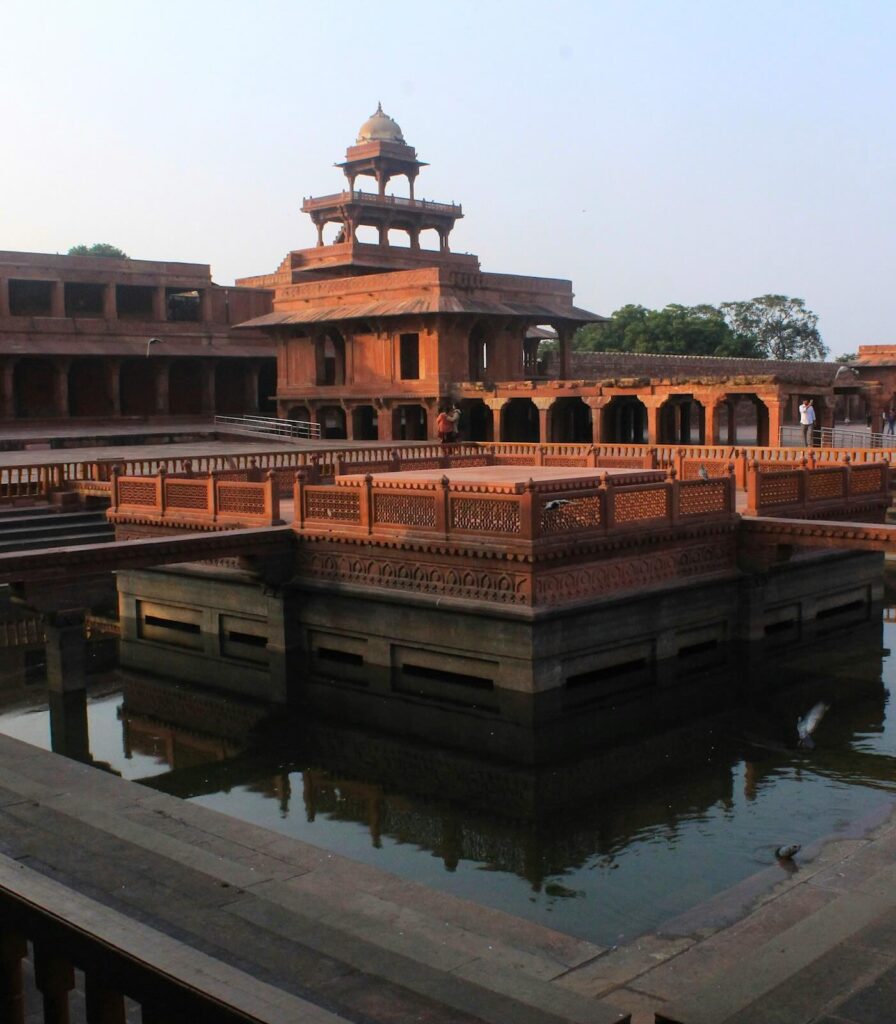 Anup Talao con il Diwan-i-Khas a Fatehpur Sikri, nel Palazzo Reale dell'antica capitale Mughal