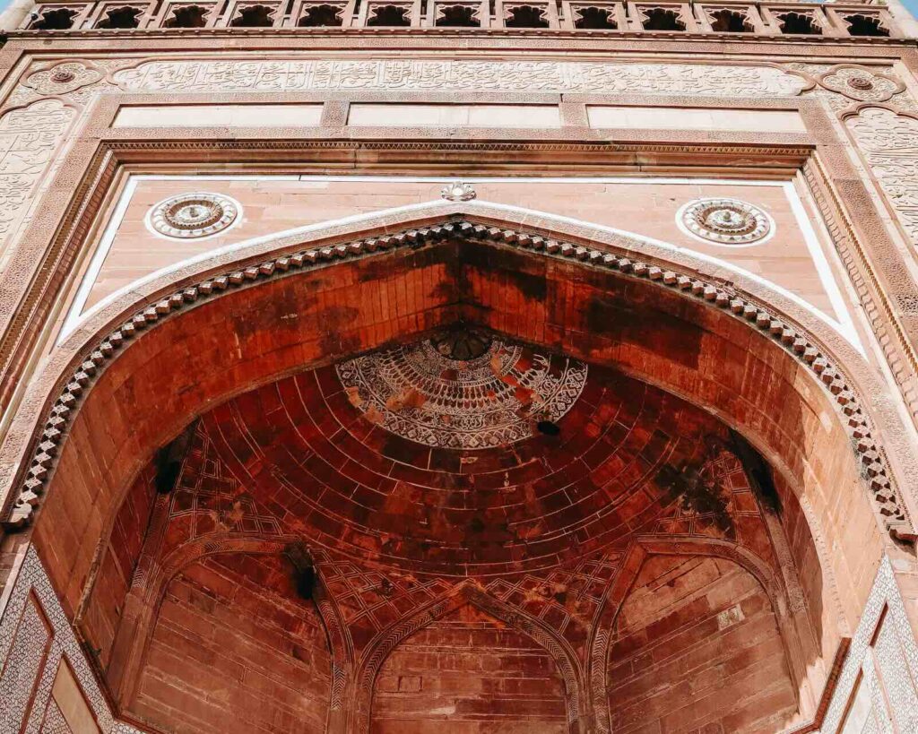 Dettagli architettonici della Buland Darwaza a Fatehpur Sikri, una delle attrazioni più famose da vedere in India