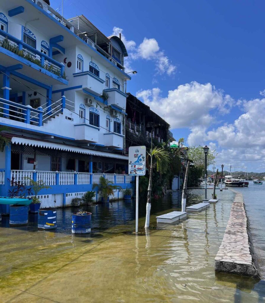 Case colorate sul lago Petén Itzá a Flores Guatemala