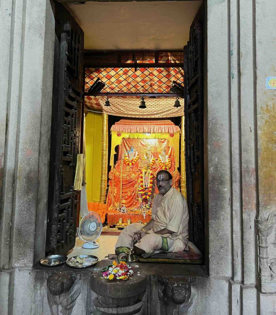 Sacerdote all'interno del Chaturbhuj Temple, uno dei luoghi più suggestivi di Orchha