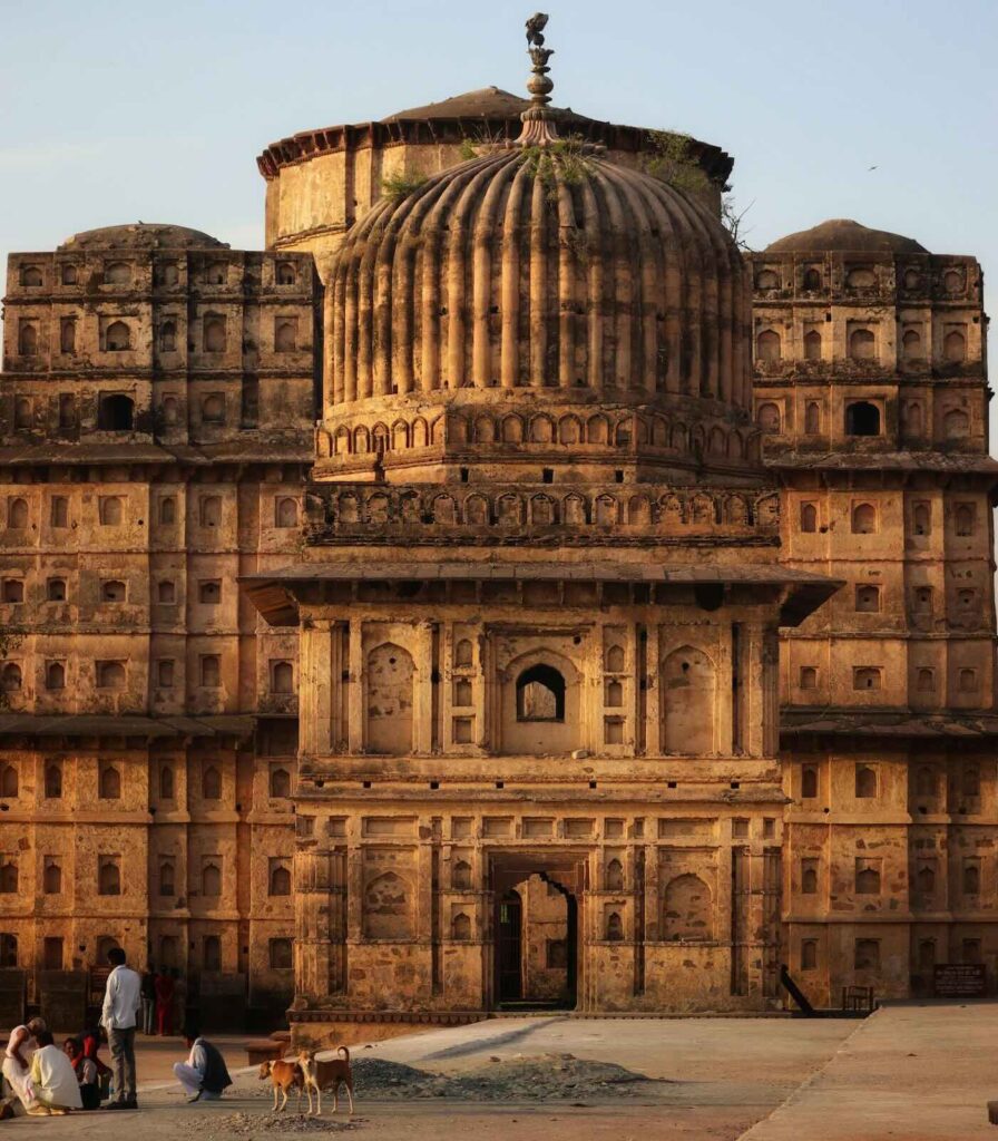 Cosa vedere a Orchha: cenotafio reale di Orchha al tramonto nel complesso dell’Orchha Fort in Madhya Pradesh in India