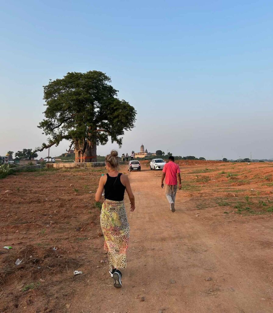 Strada sterrata nella periferia di Orchha