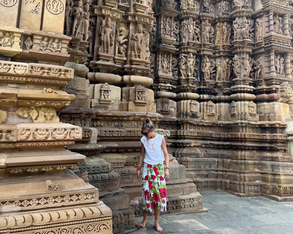Passeggiando tra le incredibili sculture dei templi di Khajuraho, una delle cose più belle da vedere in India
