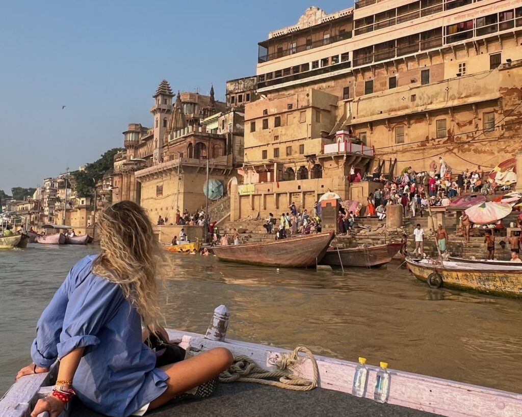 Navigazione sul Gange davanti ai ghat di Varanasi all'alba, una delle esperienze più belle da fare nella città sacra dell'India