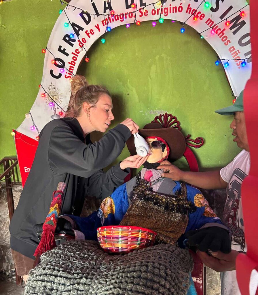 Culto di San Simón a Zunil nei dintorni di Xela