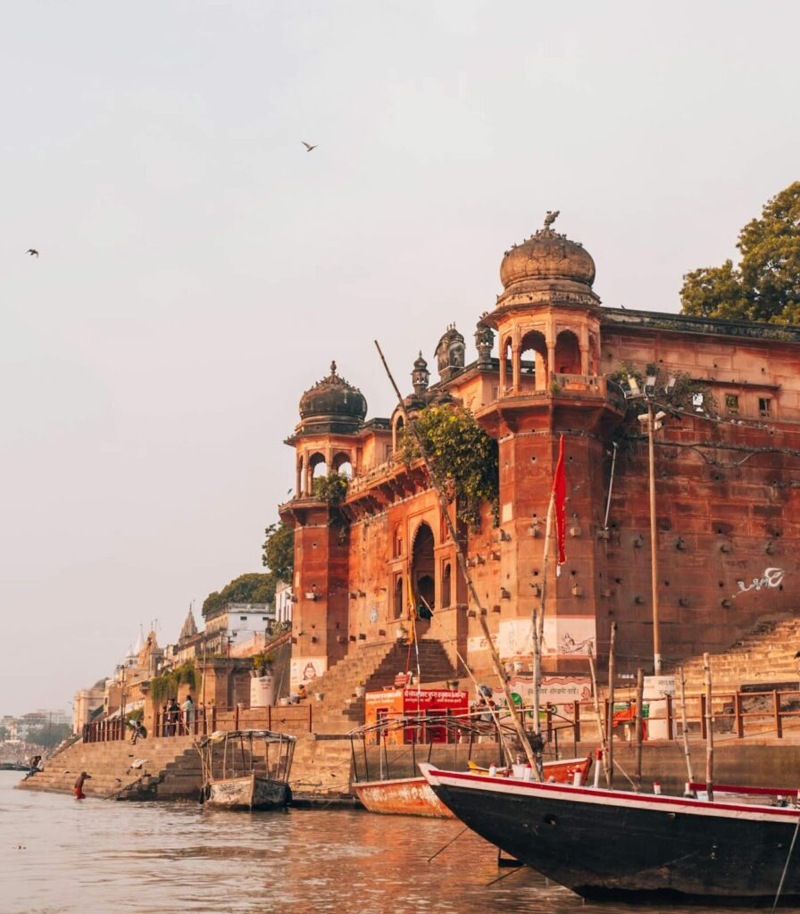 Chet Singh Ghat lungo il fiume Gange tra i ghat storici da vedere a Varanasi in India