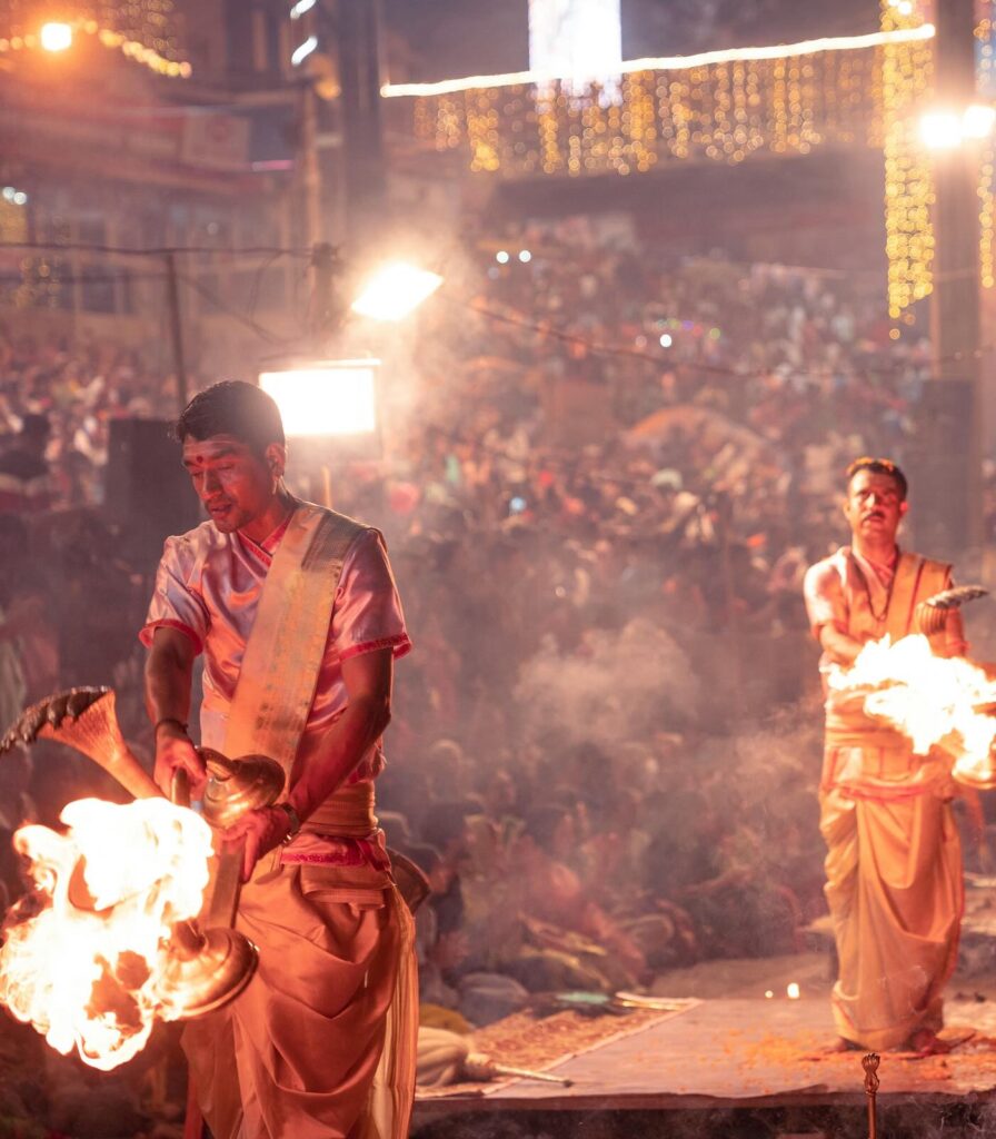 Bramini durante la Ganga Aarti serale sui ghat di Varanasi lungo il fiume Gange in India