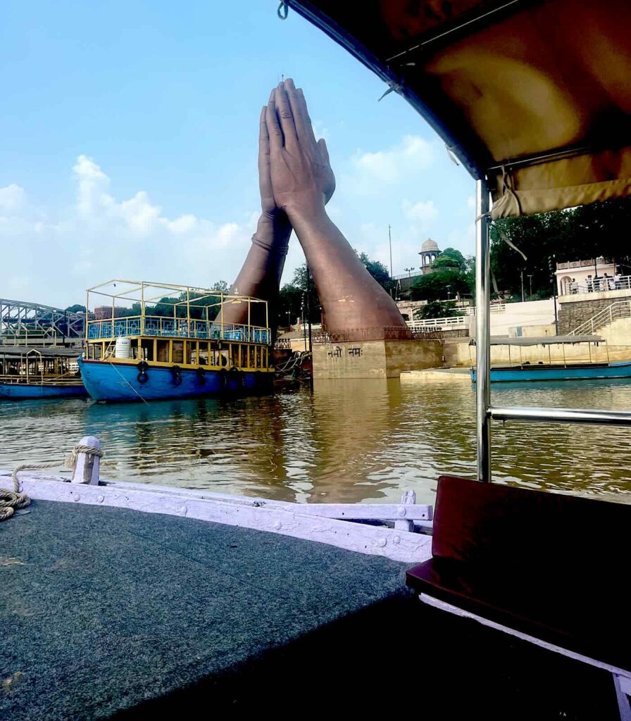 Statua Namaste sul Gange durante un giro in barca a Varanasi in India