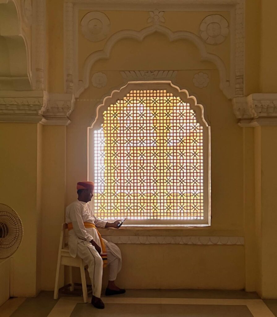 Finestra tradizionale negli interni del Mehrangarh Fort