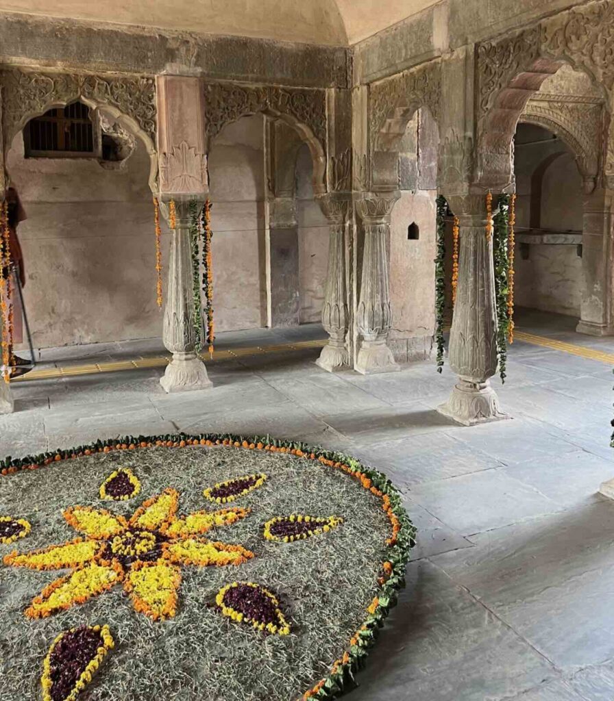 Interno del complesso di Harshat Mata ad Abhaneri con colonne scolpite e decorazioni floreali