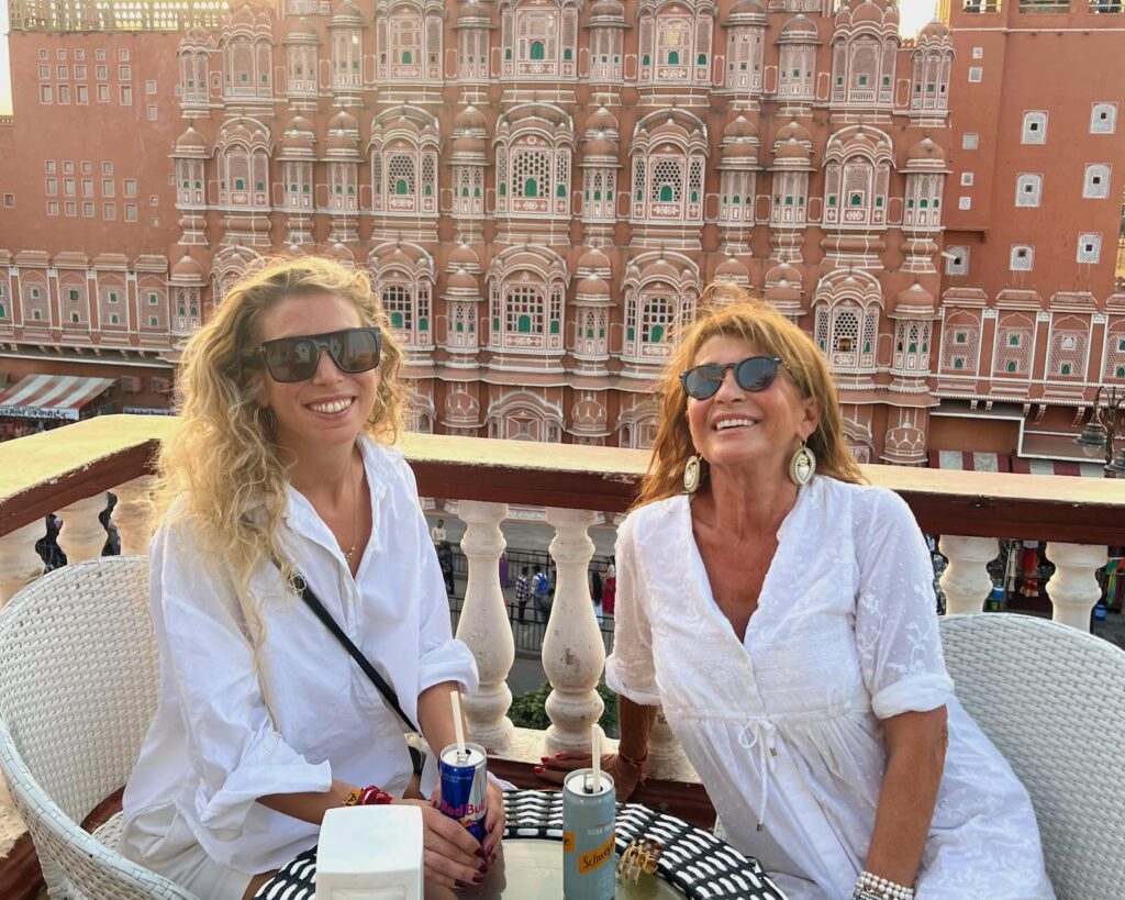 Vista dell'Hawa Mahal a Jaipur con persone sulla terrazza del Palazzo dei Venti nella città rosa dell'India