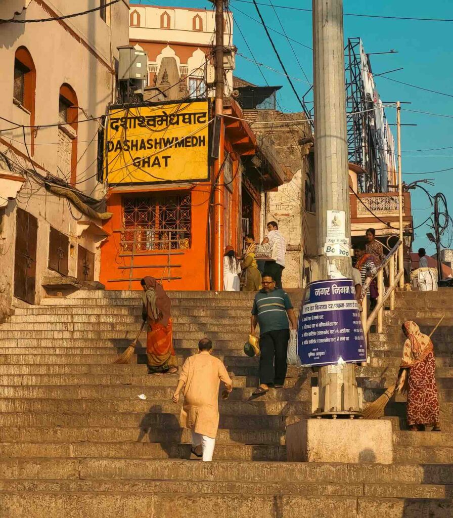 Ingresso del Dashashwamedh Ghat tra i ghat più famosi da vedere a Varanasi in India