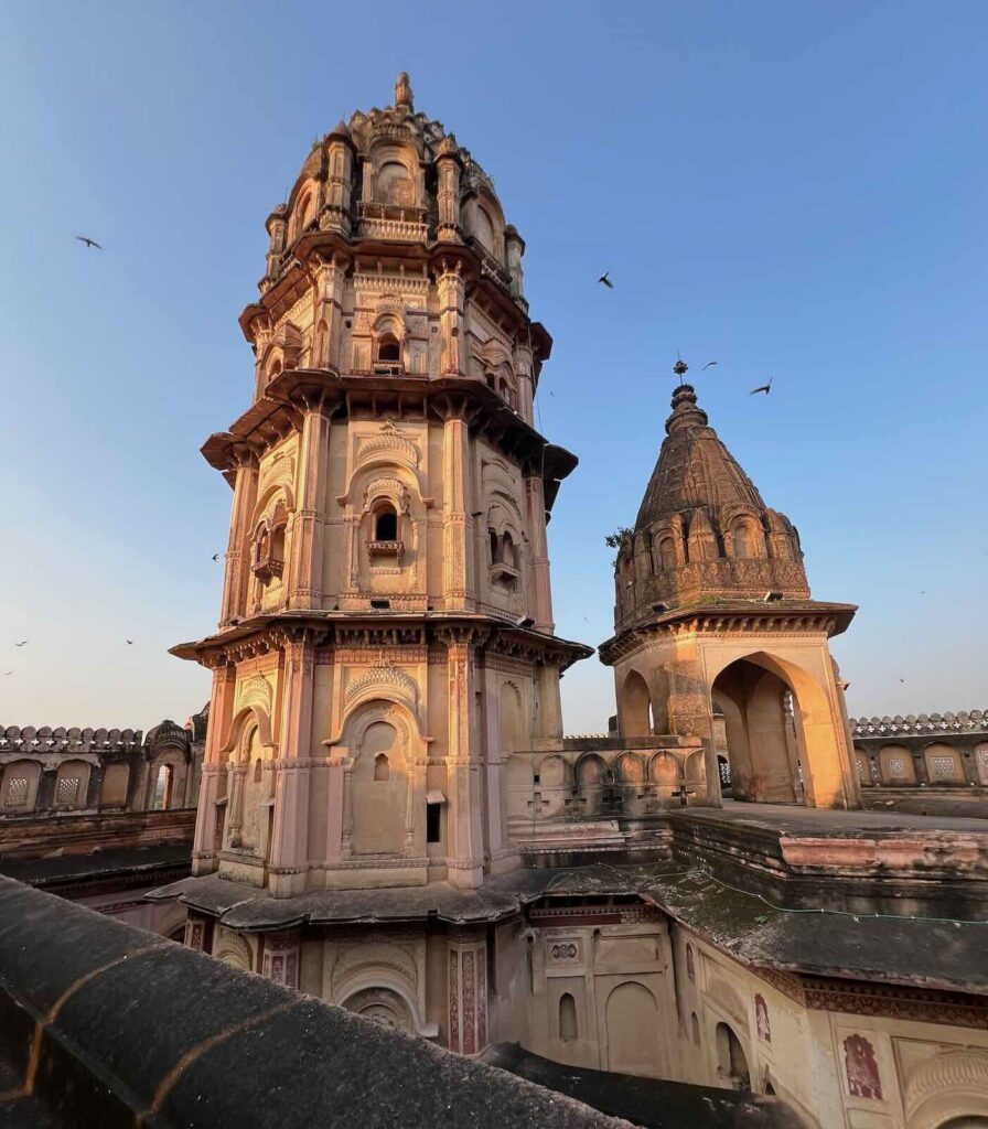 Torri storiche del Lakshmi Narayan Temple a Orchha in Madhya Pradesh