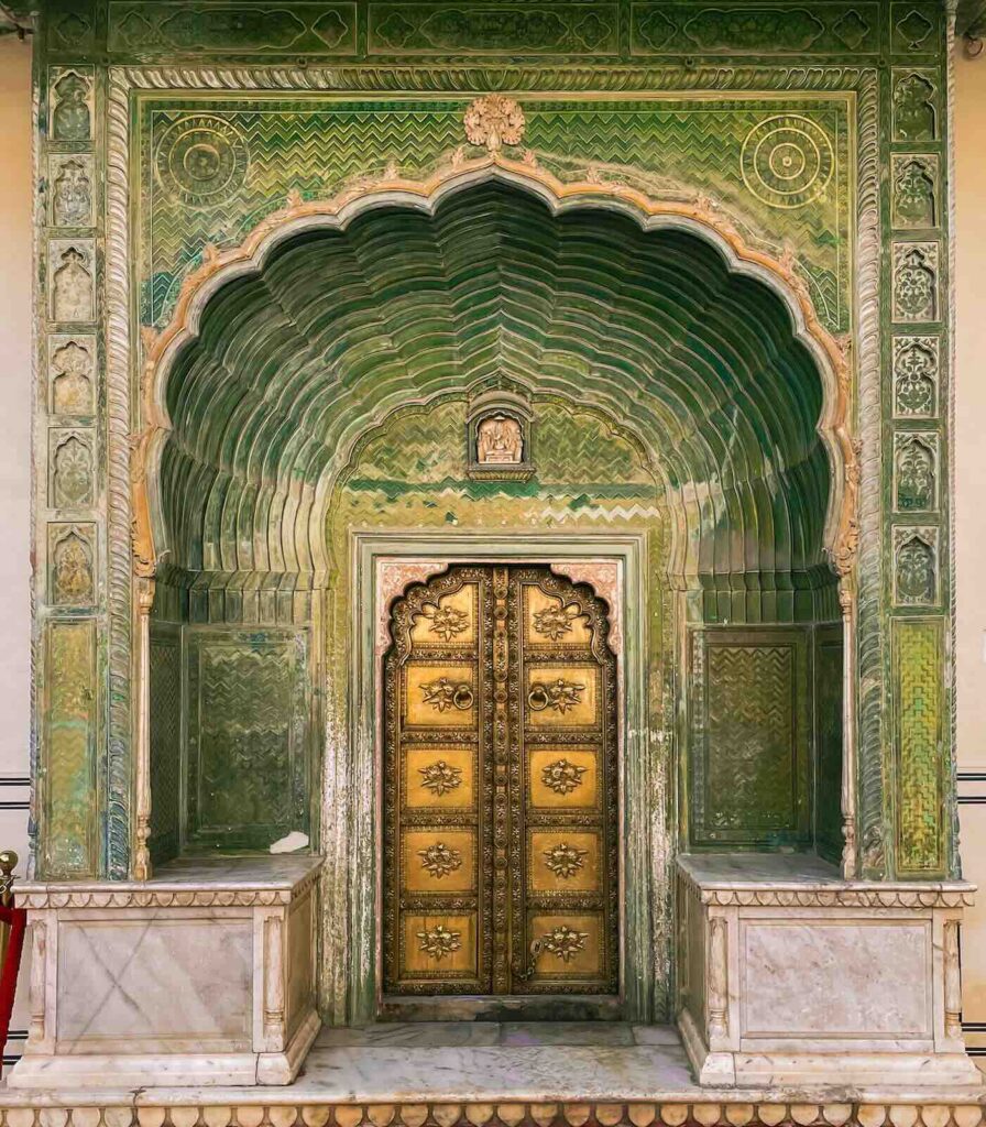 Porta verde del City Palace Jaipur con decorazioni tradizionali