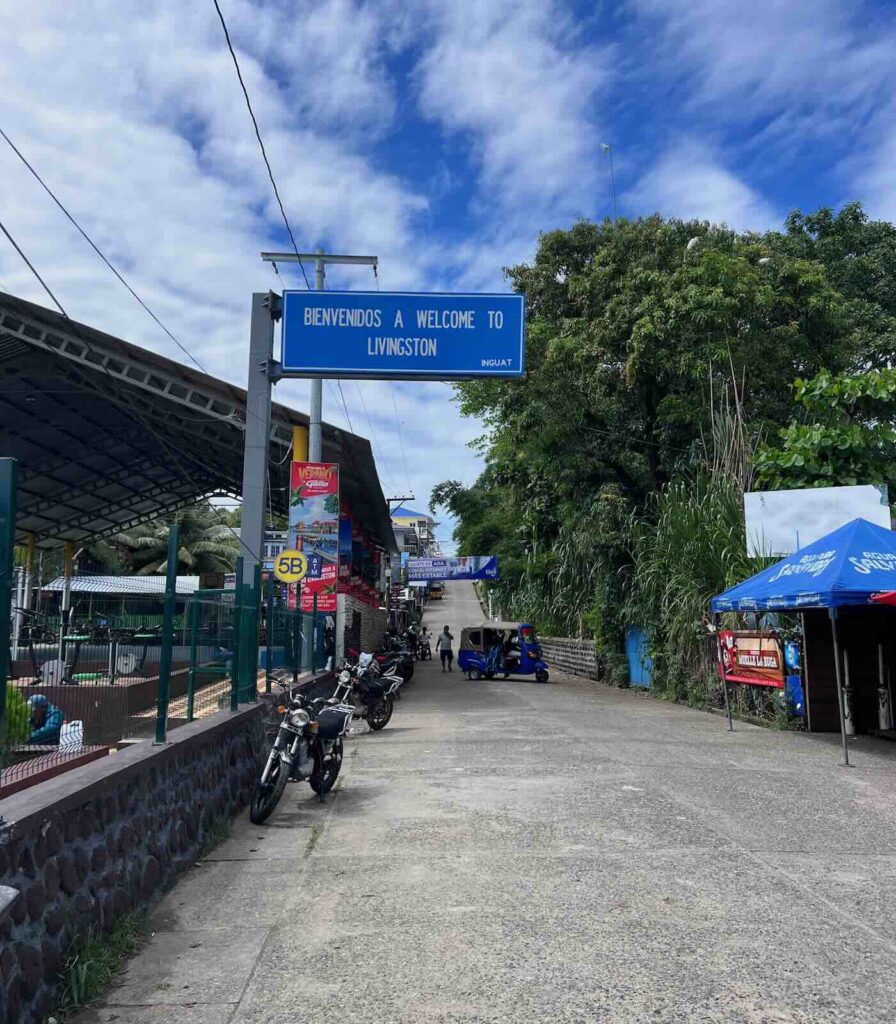 Livingston Guatemala ingresso della città con cartello welcome to Livingston