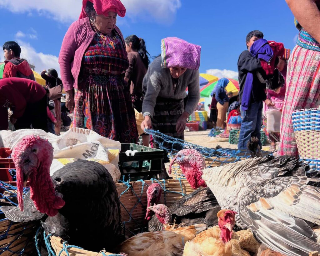 Mercato tradizionale di San Francisco El Alto vicino a Xela Quetzaltenango negli altopiani del Guatemala