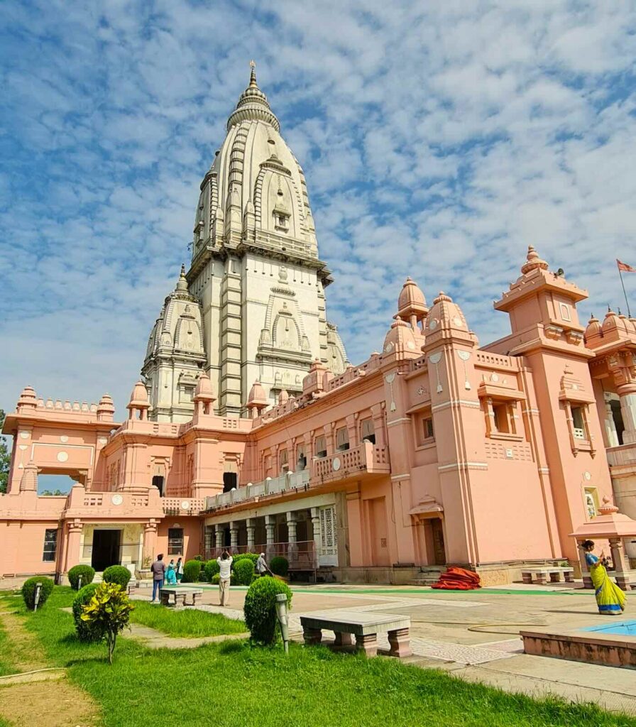 New Vishwanath Temple nel campus della Banaras Hindu University, uno dei templi moderni più imponenti di Varanasi in India
