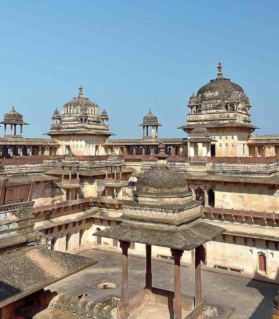 Cupole e terrazze del Jahangir Mahal nel complesso dell’Orchha Fort in India del nord