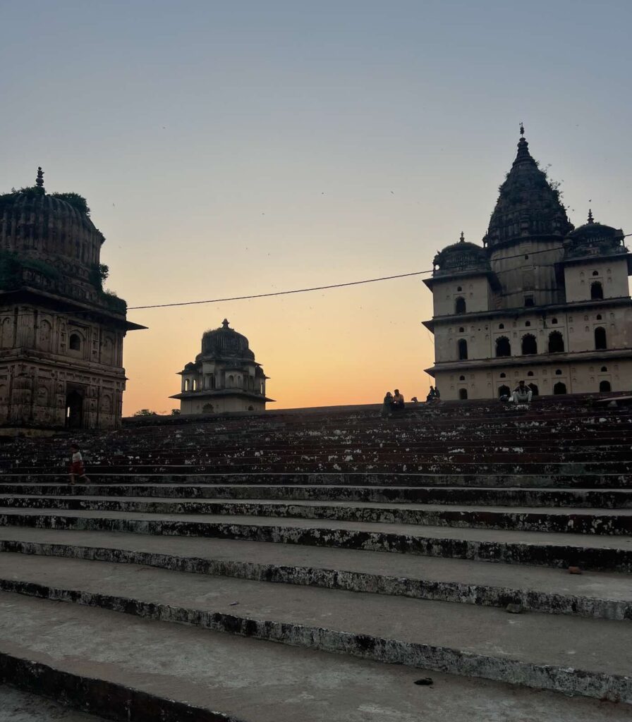 Cosa vedere a Orchha: Royal Chhatris lungo il fiume Betwa al tramonto in Madhya Pradesh