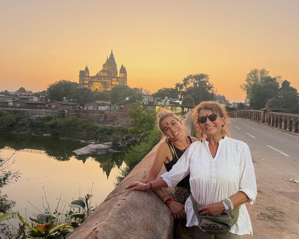 Tramonto a Orchha con vista sulle Royal Chhatris dal ponte sul Betwa River durante un viaggio in India
