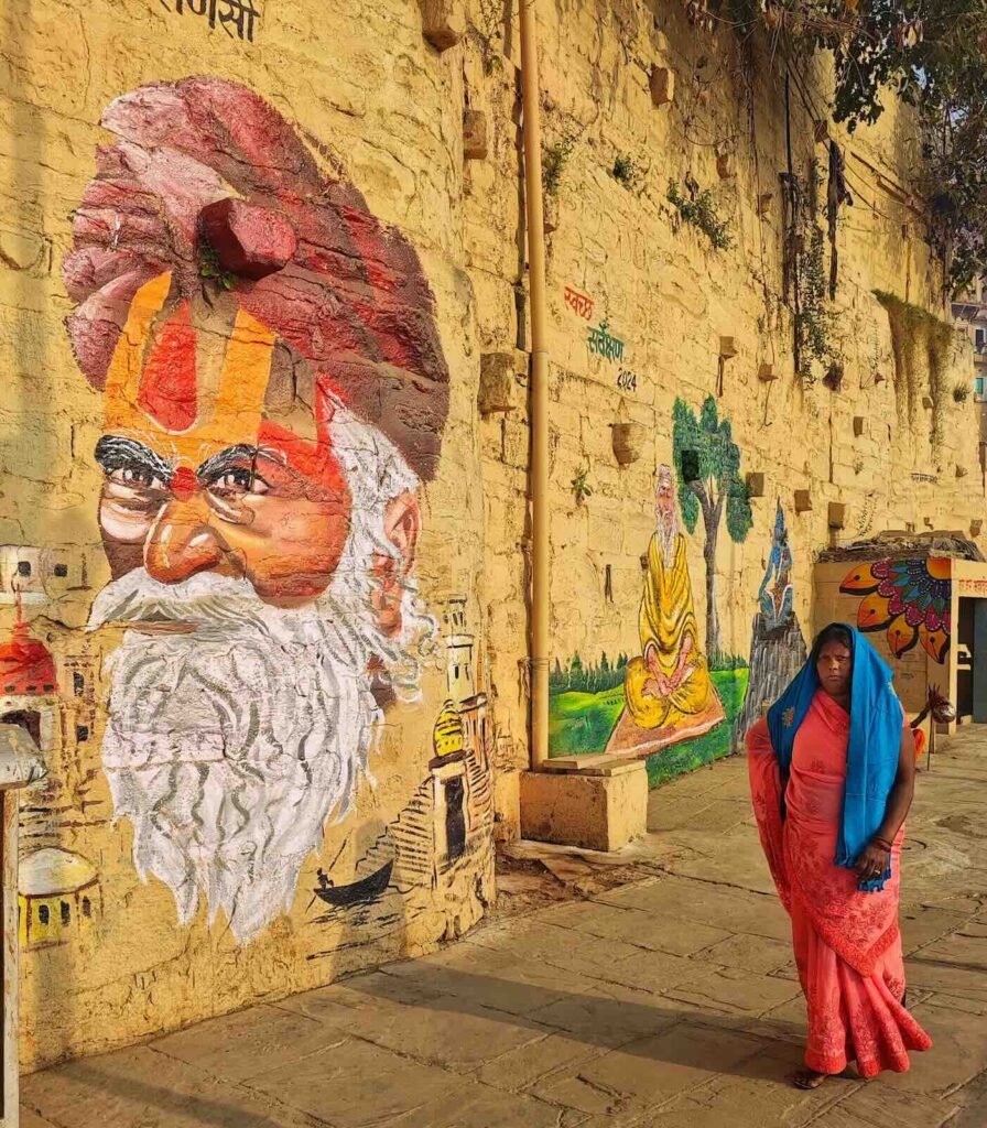 Street art e sadhu dipinto sui muri della città vecchia di Varanasi in India