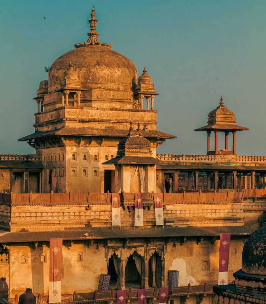 Orchha Fort e cenotafio reale vicino al Rai Praveen Mahal a Orchha India