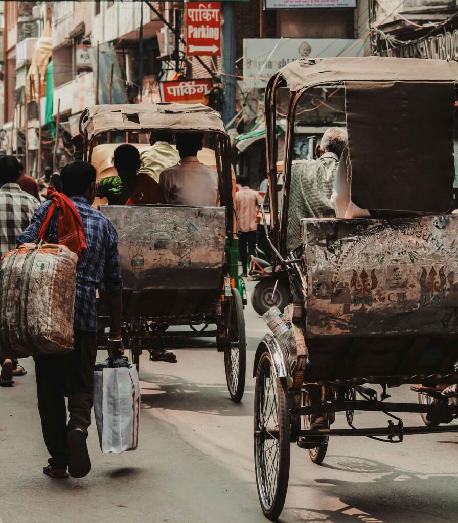 Traffico di risciò nelle strade della città vecchia di Varanasi in India