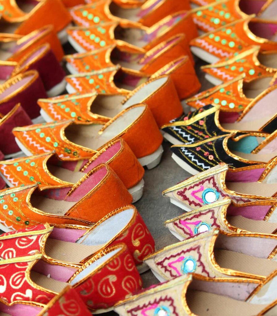 Scarpe artigianali nel mercato di Pushkar tra souvenir e shopping in Rajasthan