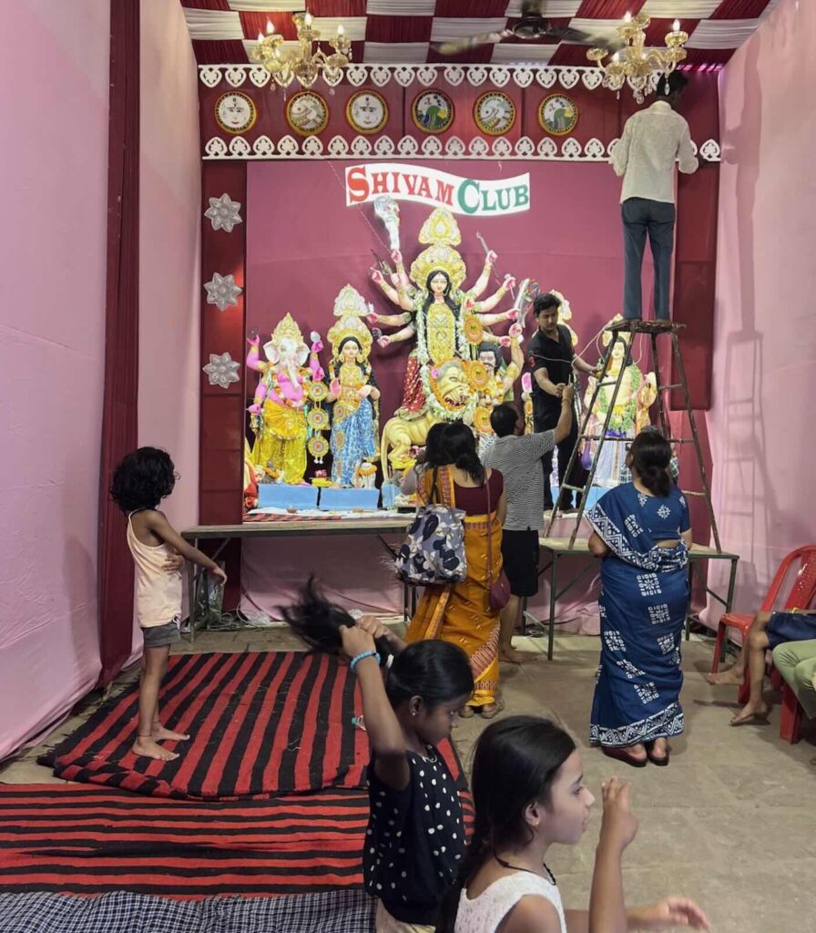 Piccolo tempio nascosto nei vicoli di Varanasi durante una celebrazione religiosa in India