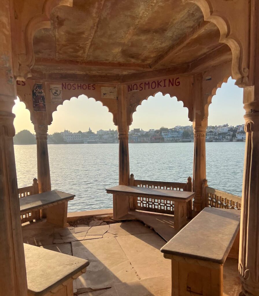 Padiglione sul lago sacro di Pushkar al tramonto in Rajasthan
