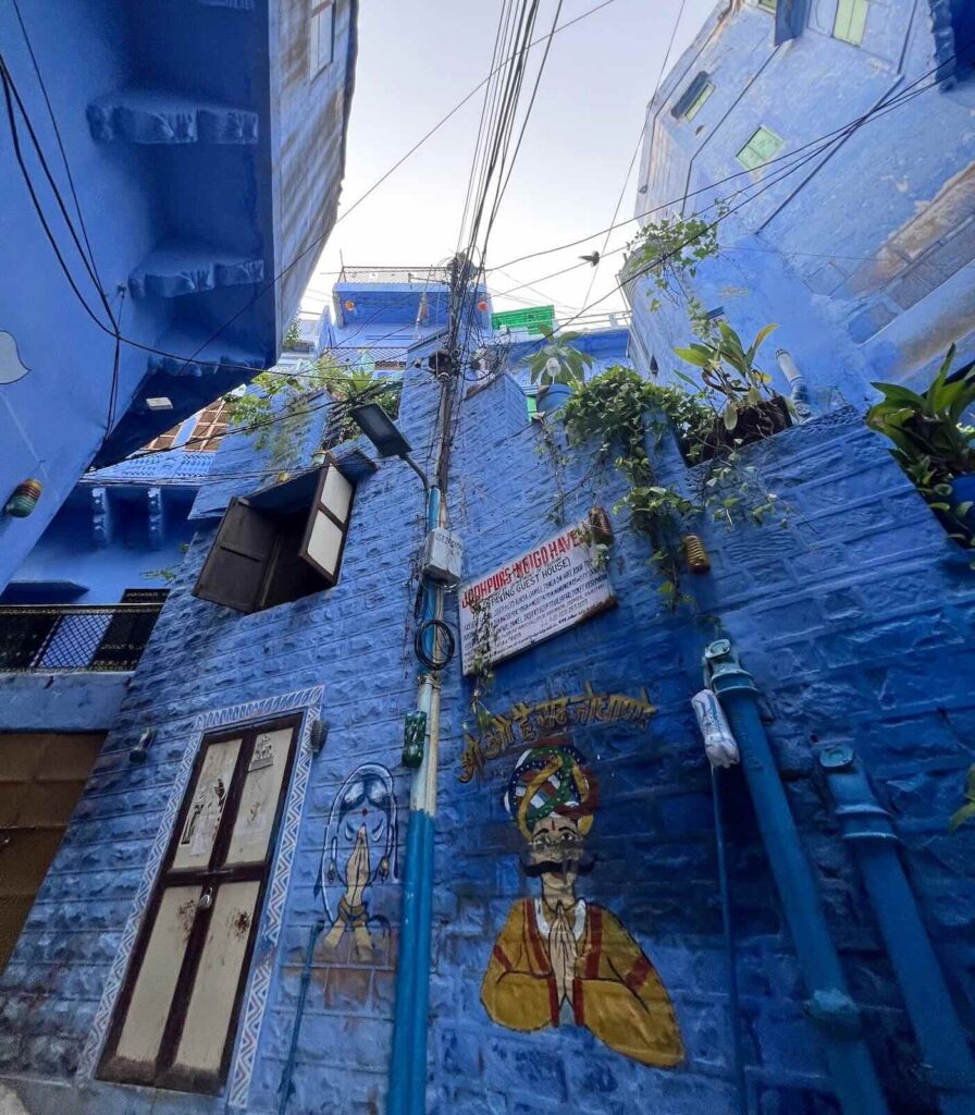 vicolo della Blue City di Jodhpur durante un itinerario India del Nord 14 giorni