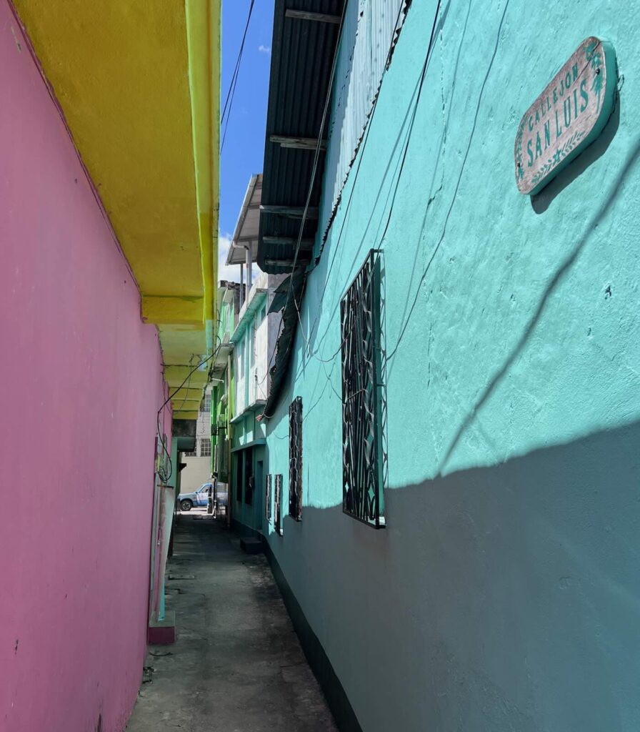 Dove dormire a Flores Guatemala: vicolo colorato sull’isola