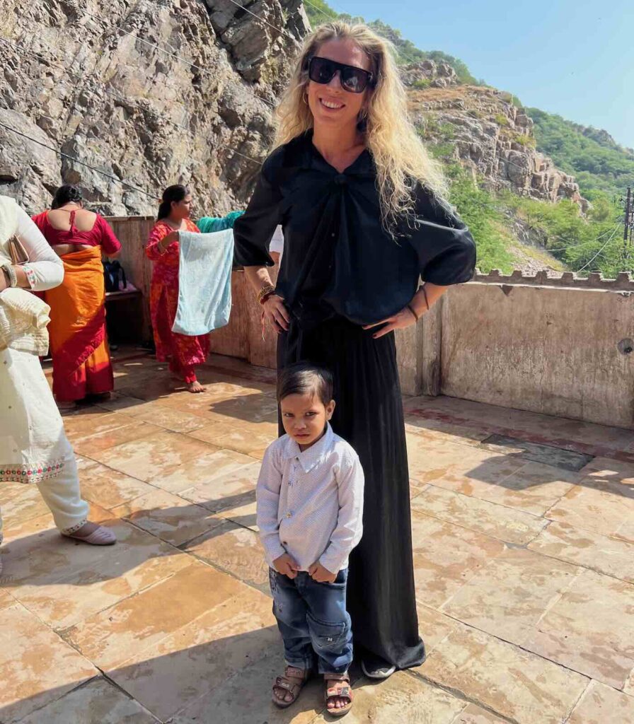 Donne e bambini fanno abluzioni sulle Terrazze del Monkey Temple, una tappa insolita a Jaipur in India