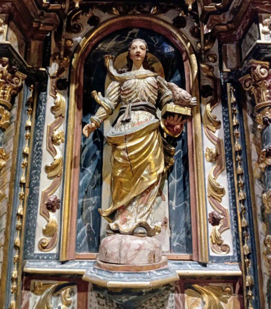 Interni della Chiesa di Santa Coloma ad Andorra con dettagli barocchi e decorazioni sacre
